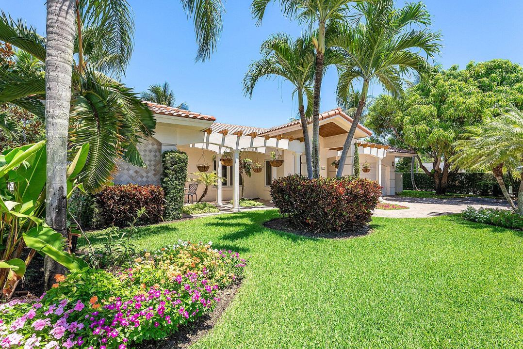 合同活跃: $1,815,000 (3 贝兹, 3 浴室, 2184 平方英尺)