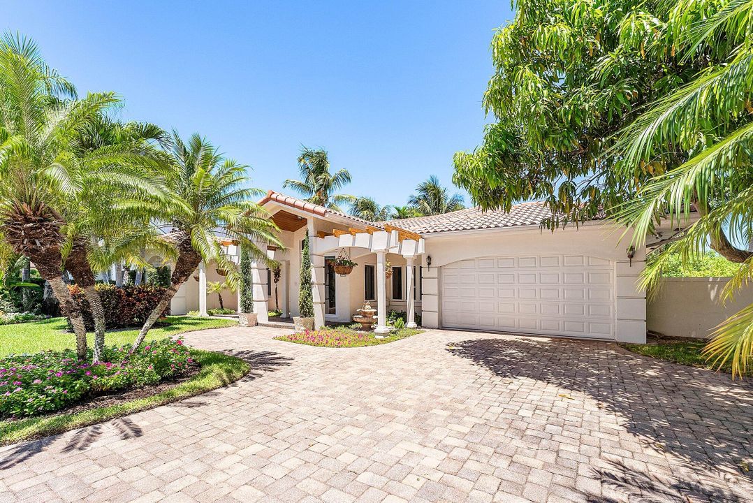 合同活跃: $1,815,000 (3 贝兹, 3 浴室, 2184 平方英尺)