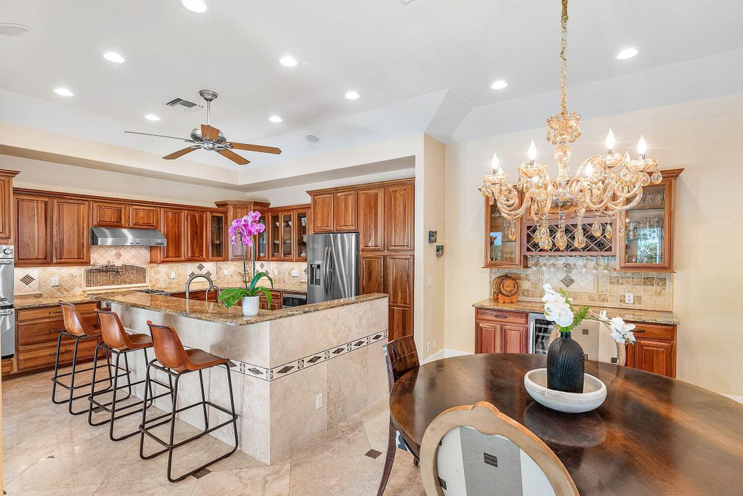 合同活跃: $1,815,000 (3 贝兹, 3 浴室, 2184 平方英尺)