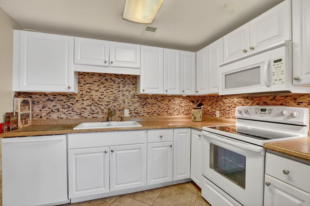 Vendido Recientemente: $165,000 (2 camas, 2 baños, 1032 Pies cuadrados)