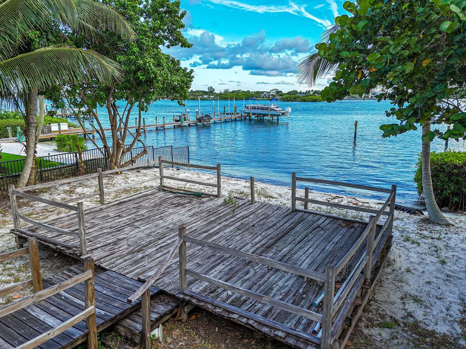 На продажу: $5,495,000 (2 спален, 1 ванн, 990 Квадратных фут)