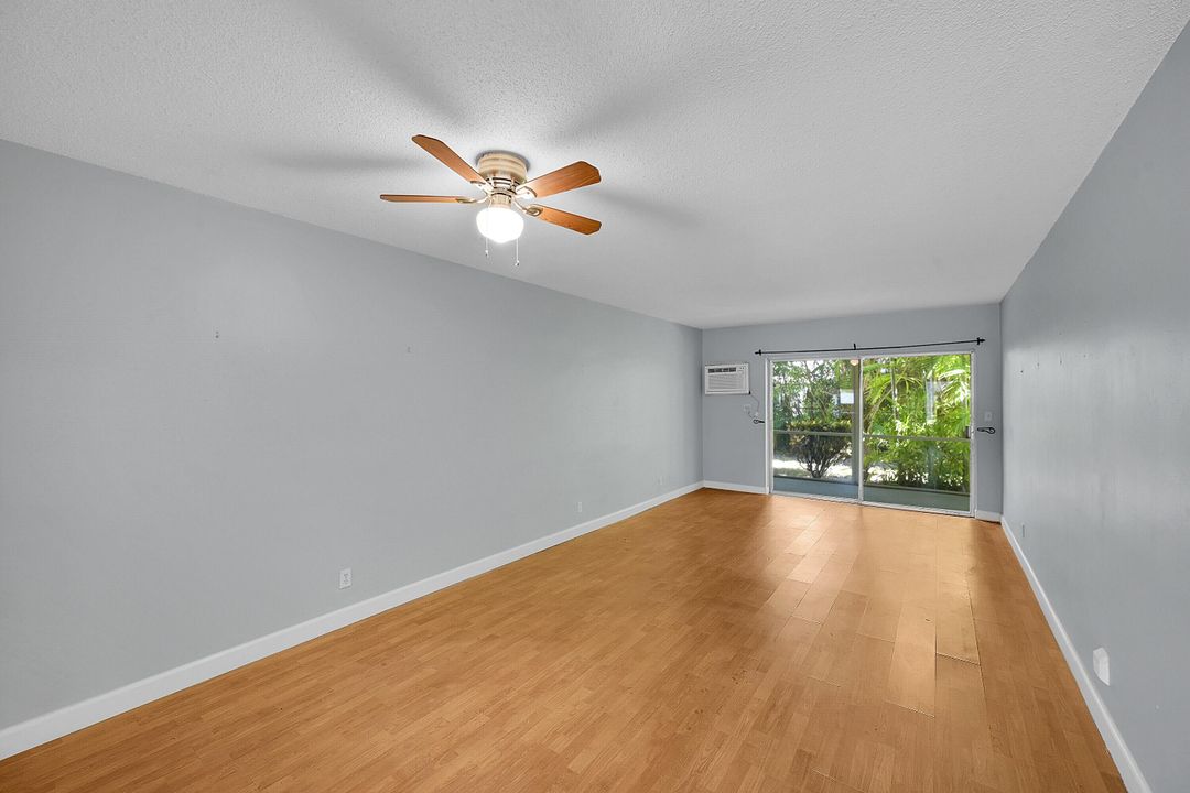 Active With Contract: $125,000 (2 beds, 1 baths, 890 Square Feet)