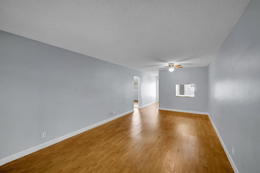 Active With Contract: $125,000 (2 beds, 1 baths, 890 Square Feet)