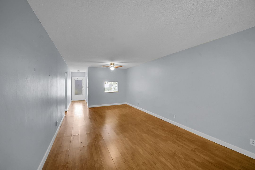 Active With Contract: $125,000 (2 beds, 1 baths, 890 Square Feet)