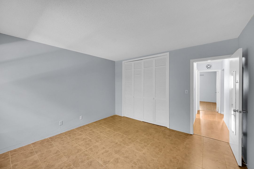 Active With Contract: $125,000 (2 beds, 1 baths, 890 Square Feet)