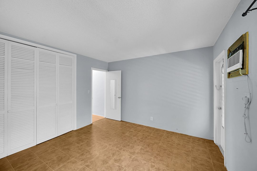 Active With Contract: $125,000 (2 beds, 1 baths, 890 Square Feet)