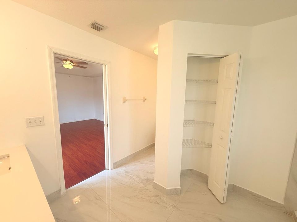 Под контрактом: $4,000 (4 спален, 2 ванн, 2260 Квадратных фут)