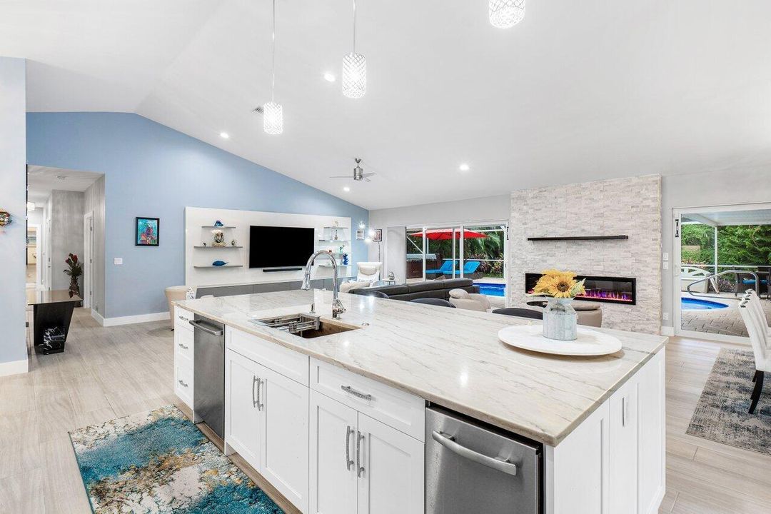 合同活跃: $1,595,000 (4 贝兹, 3 浴室, 2617 平方英尺)