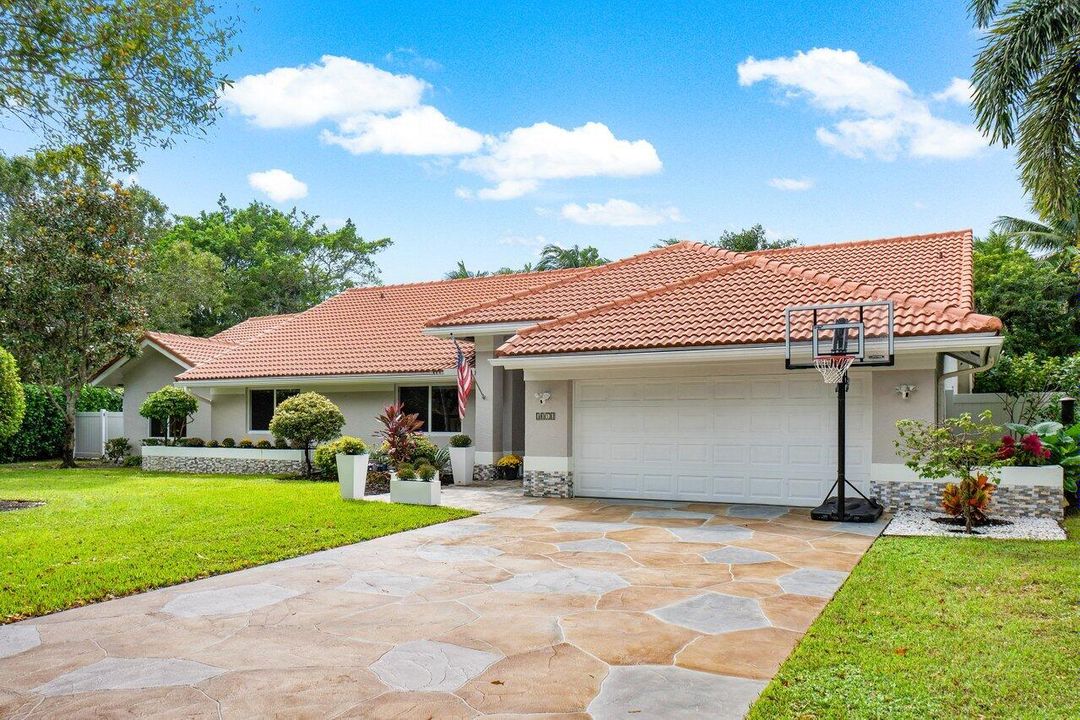 合同活跃: $1,595,000 (4 贝兹, 3 浴室, 2617 平方英尺)