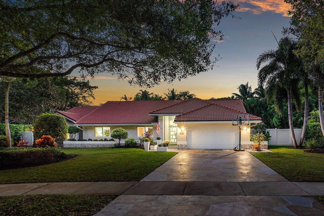 合同活跃: $1,595,000 (4 贝兹, 3 浴室, 2617 平方英尺)