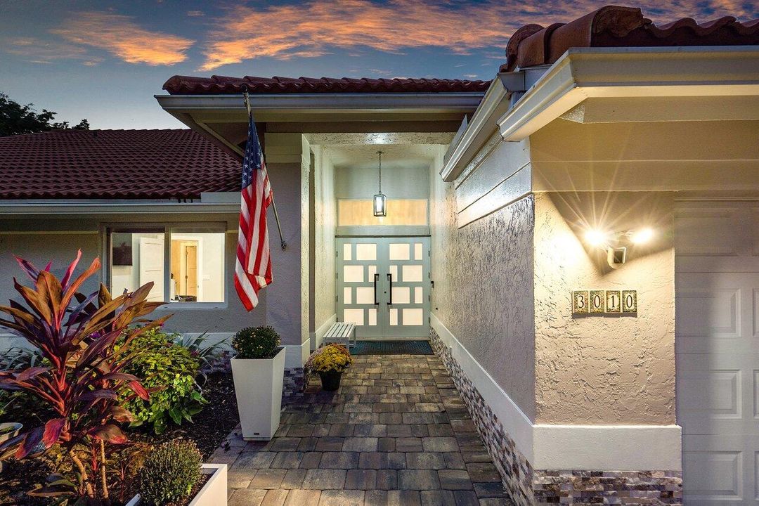 合同活跃: $1,595,000 (4 贝兹, 3 浴室, 2617 平方英尺)