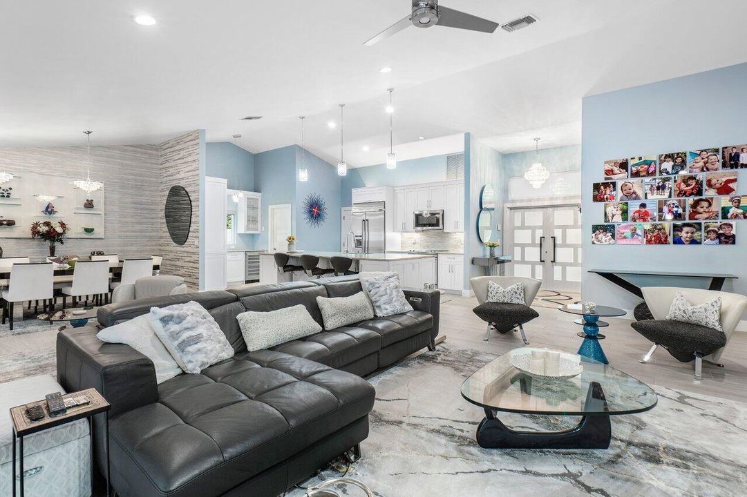 合同活跃: $1,595,000 (4 贝兹, 3 浴室, 2617 平方英尺)