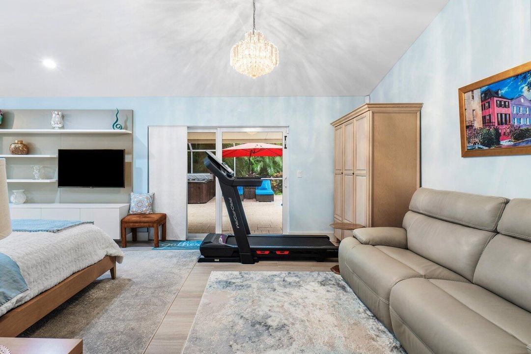 合同活跃: $1,595,000 (4 贝兹, 3 浴室, 2617 平方英尺)