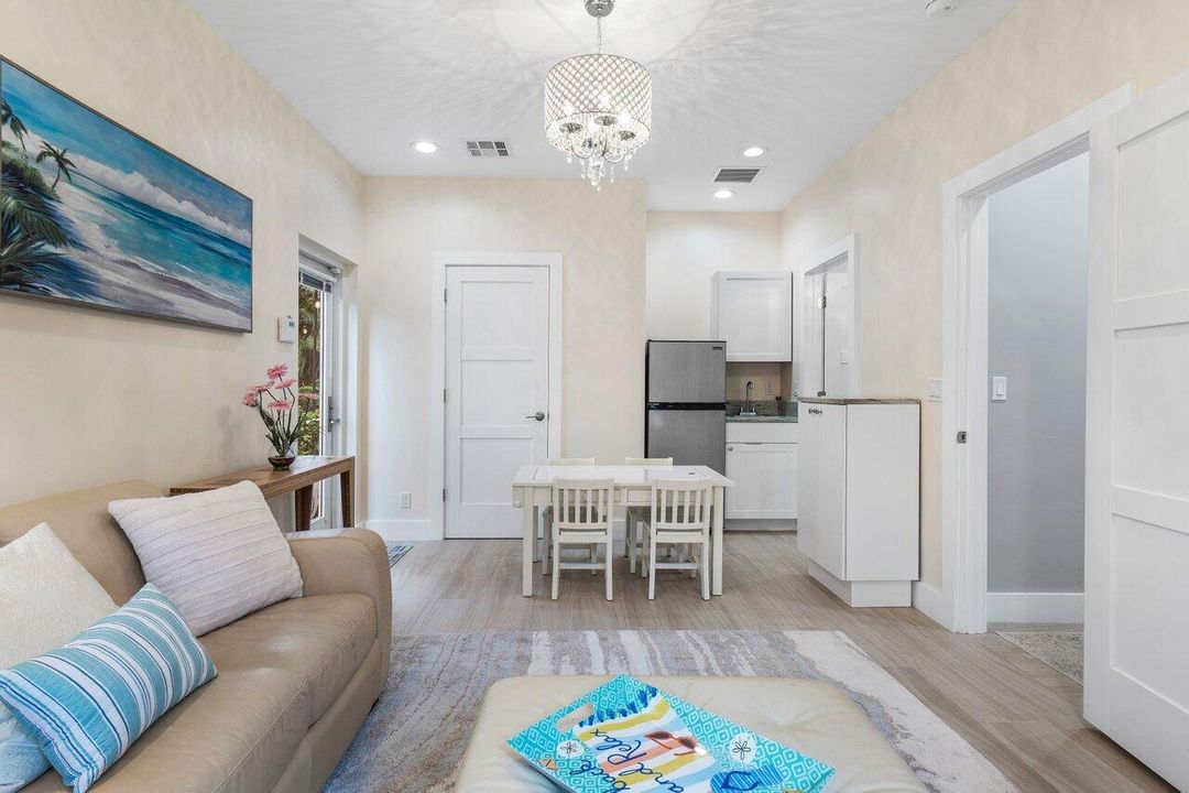 合同活跃: $1,595,000 (4 贝兹, 3 浴室, 2617 平方英尺)