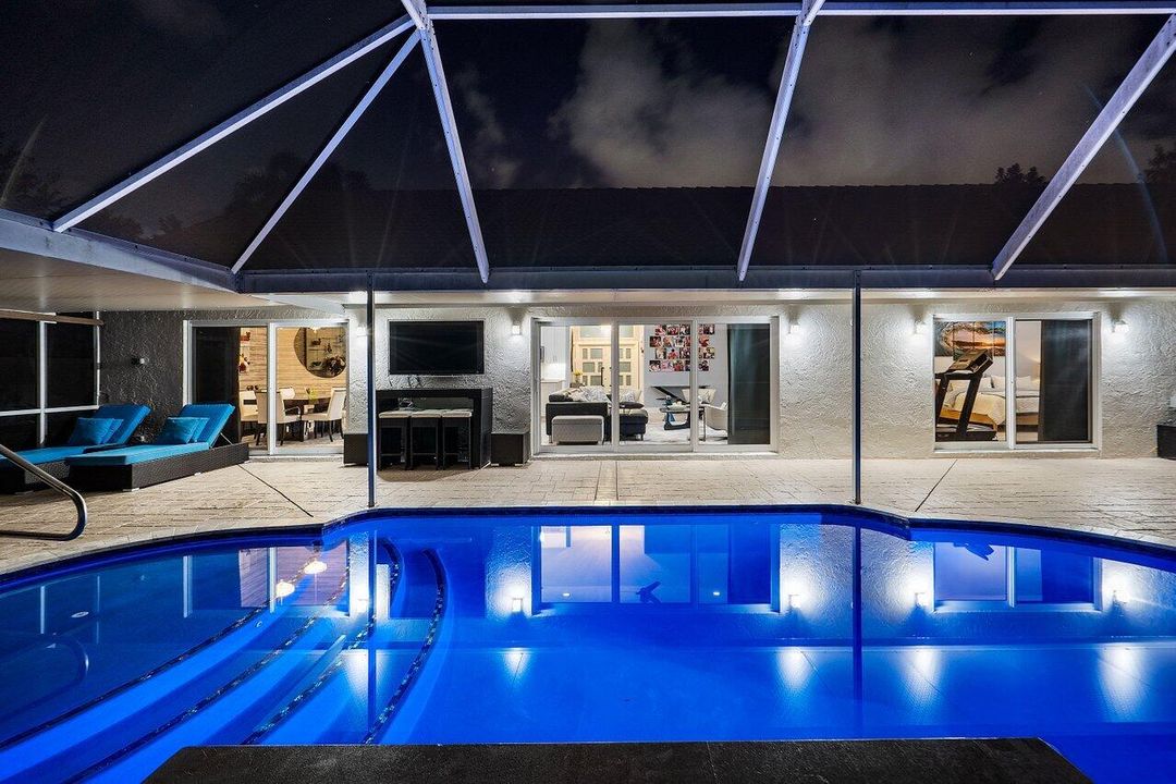 合同活跃: $1,595,000 (4 贝兹, 3 浴室, 2617 平方英尺)