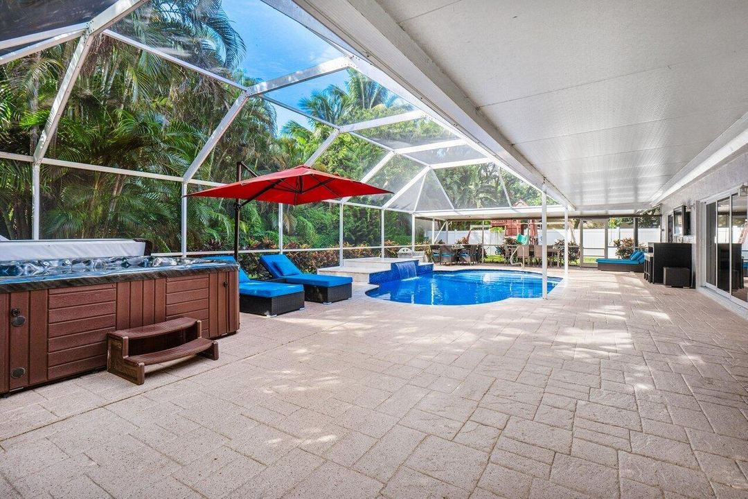 合同活跃: $1,595,000 (4 贝兹, 3 浴室, 2617 平方英尺)