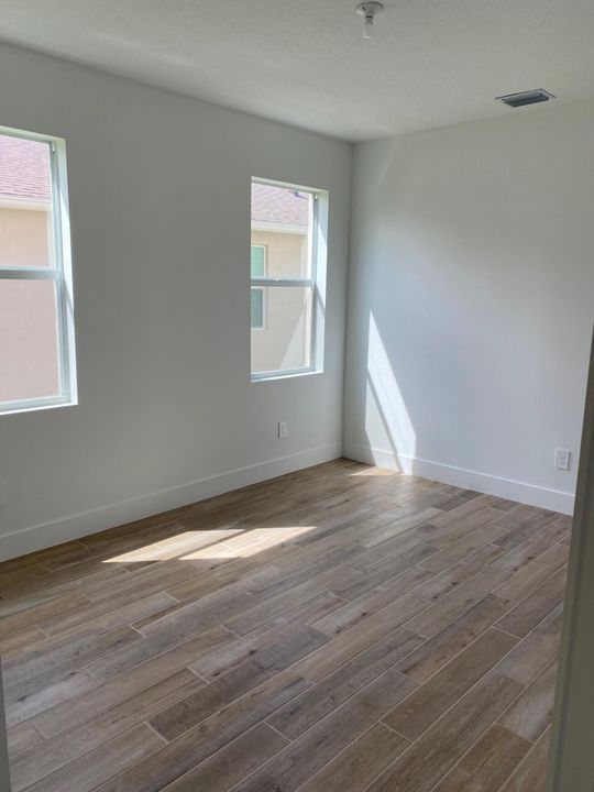 合同活跃: $729,000 (5 贝兹, 4 浴室, 3072 平方英尺)