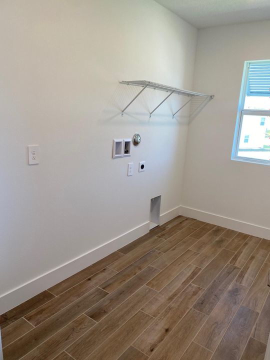 合同活跃: $729,000 (5 贝兹, 4 浴室, 3072 平方英尺)