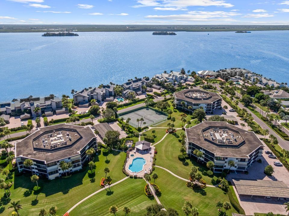 En Venta: $695,000 (2 camas, 2 baños, 1600 Pies cuadrados)