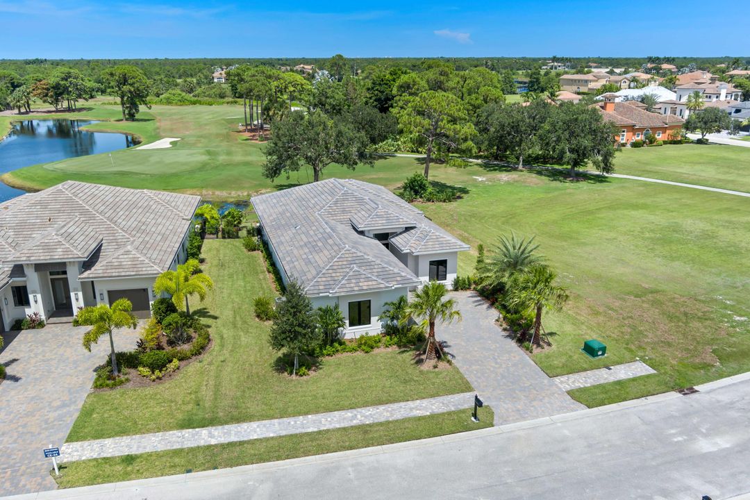 Под контрактом: $1,295,000 (3 спален, 3 ванн, 2480 Квадратных фут)