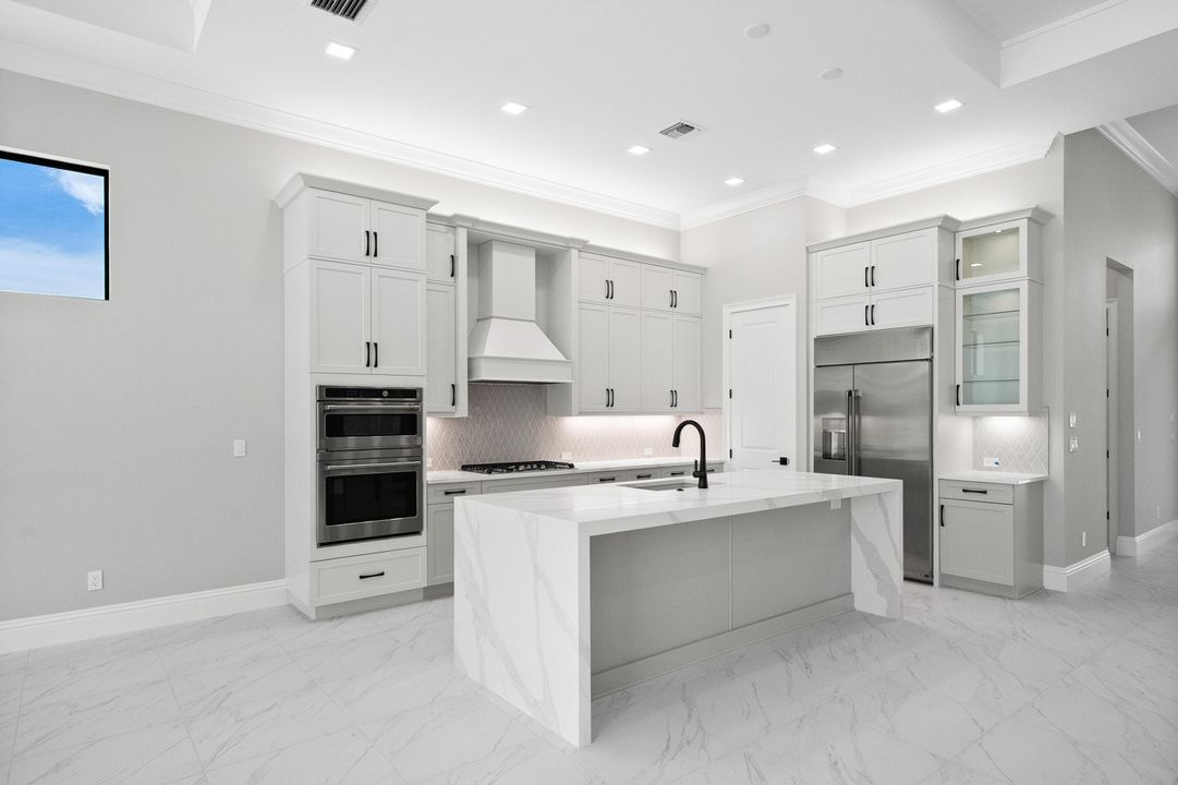 Под контрактом: $1,295,000 (3 спален, 3 ванн, 2480 Квадратных фут)