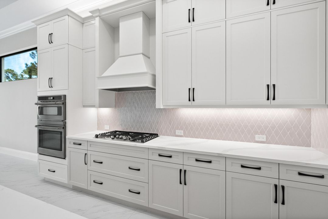 Под контрактом: $1,295,000 (3 спален, 3 ванн, 2480 Квадратных фут)