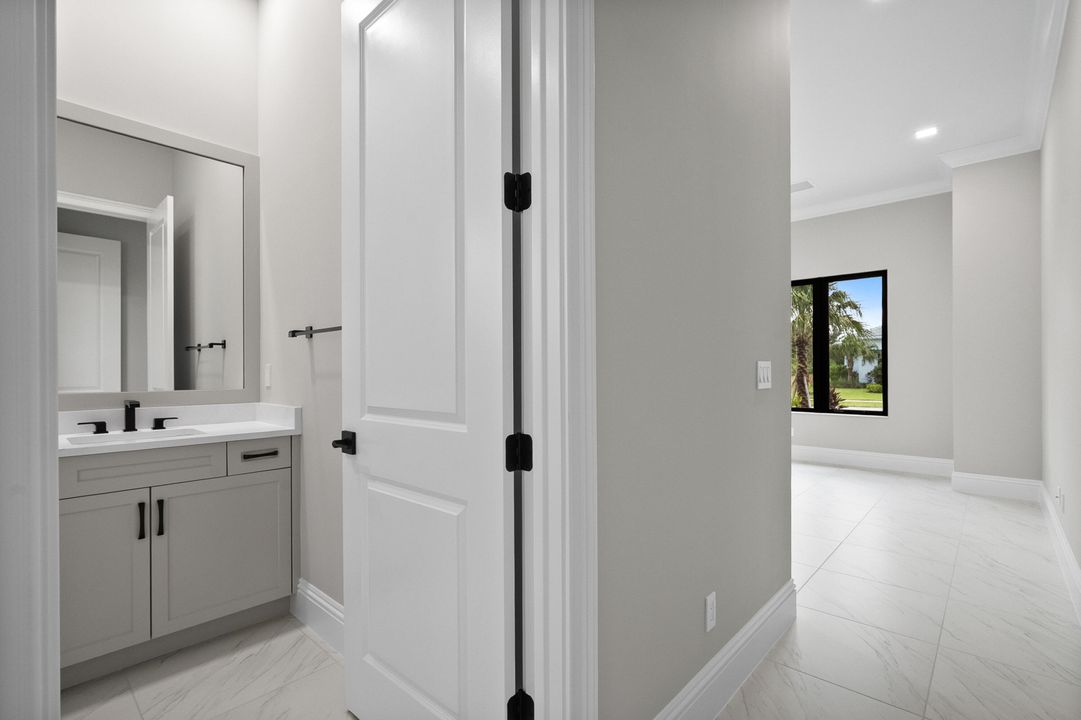 Под контрактом: $1,295,000 (3 спален, 3 ванн, 2480 Квадратных фут)