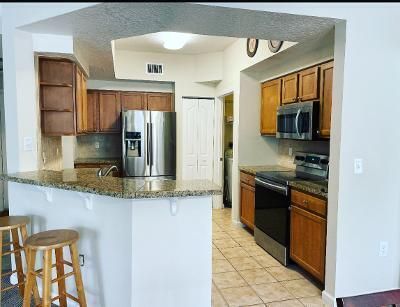 Active With Contract: $2,650 (2 beds, 2 baths, 1384 Square Feet)