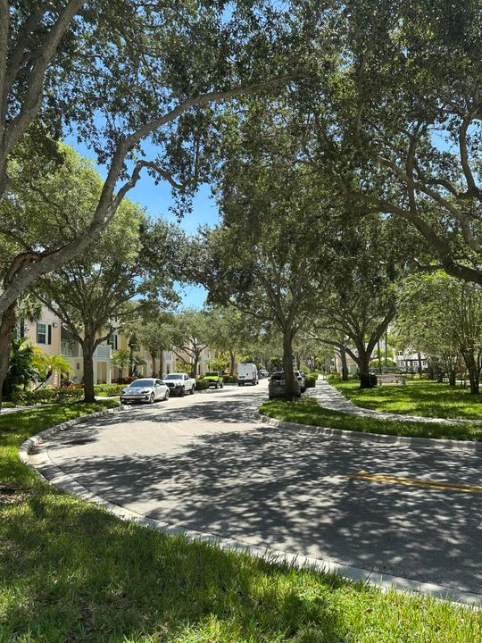 Active With Contract: $2,650 (2 beds, 2 baths, 1384 Square Feet)