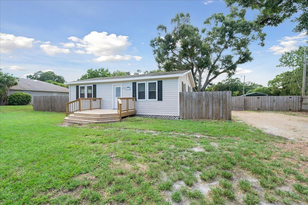 For Sale: $209,000 (2 beds, 1 baths, 936 Square Feet)