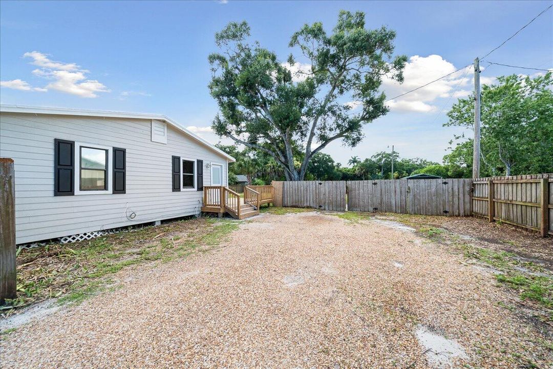 For Sale: $209,000 (2 beds, 1 baths, 936 Square Feet)