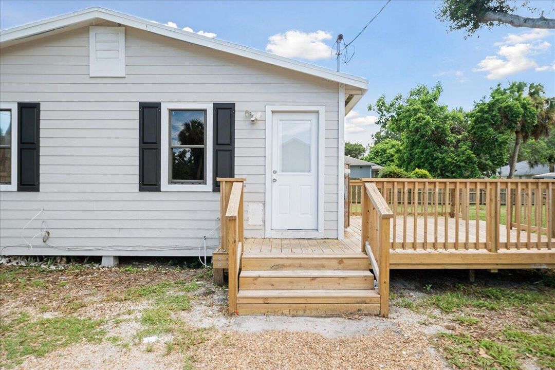 For Sale: $209,000 (2 beds, 1 baths, 936 Square Feet)