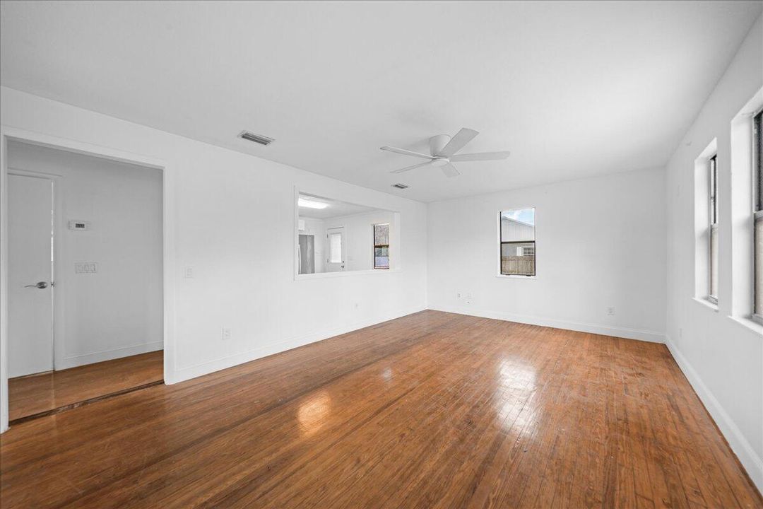 For Sale: $209,000 (2 beds, 1 baths, 936 Square Feet)