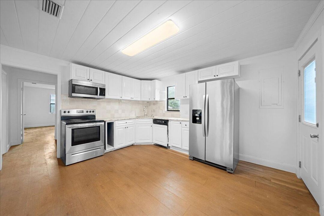 For Sale: $209,000 (2 beds, 1 baths, 936 Square Feet)