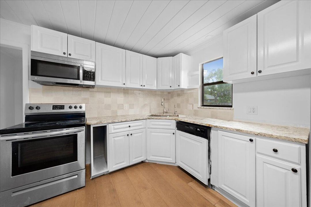 For Sale: $209,000 (2 beds, 1 baths, 936 Square Feet)