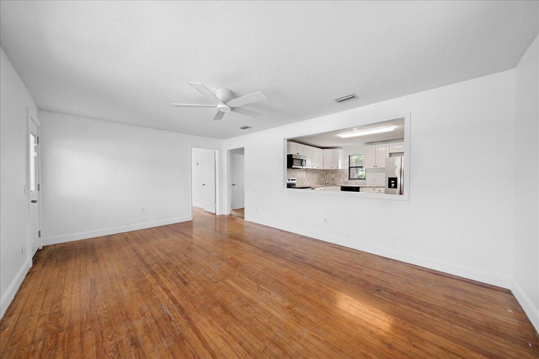 For Sale: $209,000 (2 beds, 1 baths, 936 Square Feet)