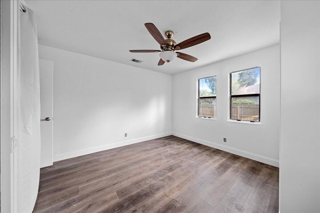 For Sale: $209,000 (2 beds, 1 baths, 936 Square Feet)