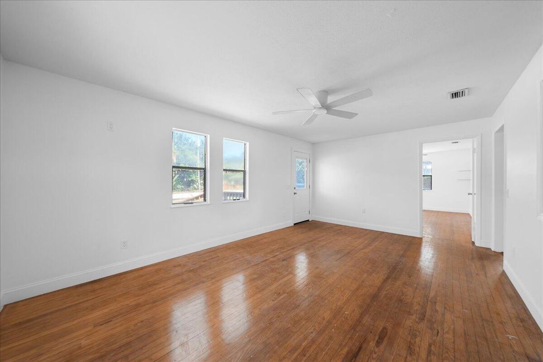 For Sale: $209,000 (2 beds, 1 baths, 936 Square Feet)