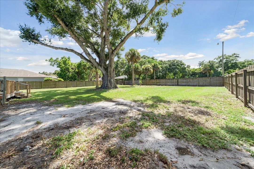 For Sale: $209,000 (2 beds, 1 baths, 936 Square Feet)