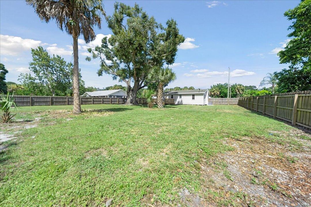 For Sale: $209,000 (2 beds, 1 baths, 936 Square Feet)