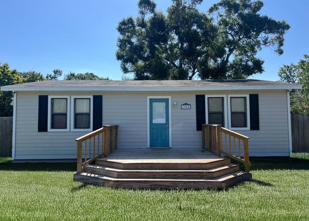 For Sale: $209,000 (2 beds, 1 baths, 936 Square Feet)