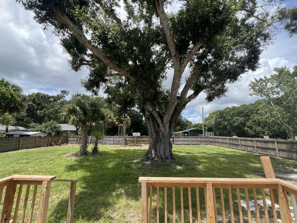 For Sale: $209,000 (2 beds, 1 baths, 936 Square Feet)