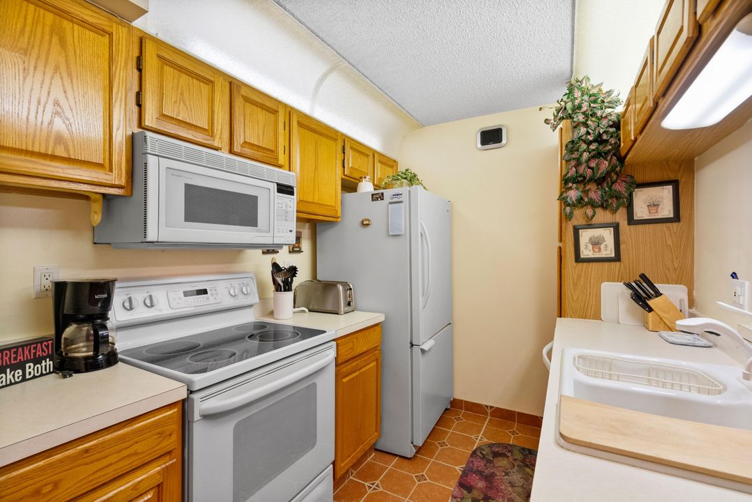 Active With Contract: $190,000 (2 beds, 2 baths, 1018 Square Feet)