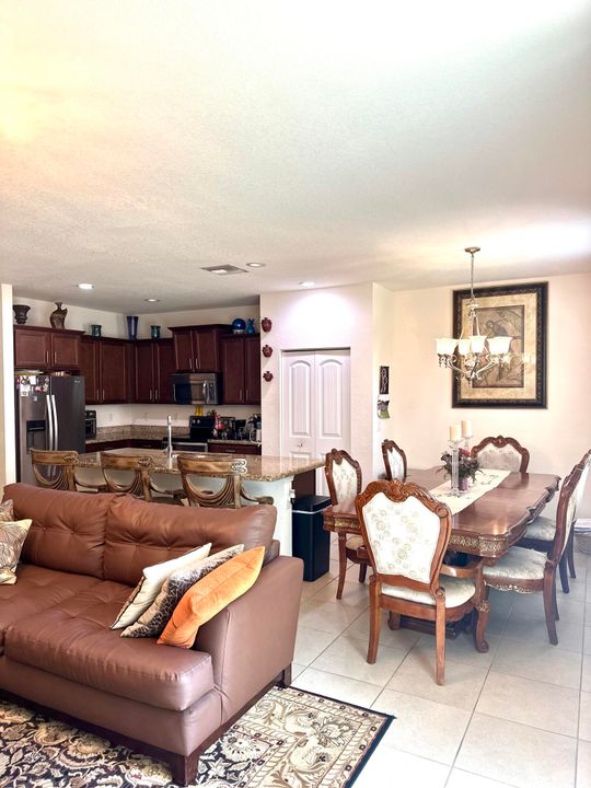 En Venta: $585,000 (5 camas, 3 baños, 2861 Pies cuadrados)