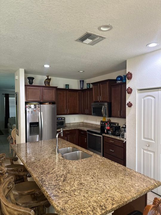 En Venta: $585,000 (5 camas, 3 baños, 2861 Pies cuadrados)