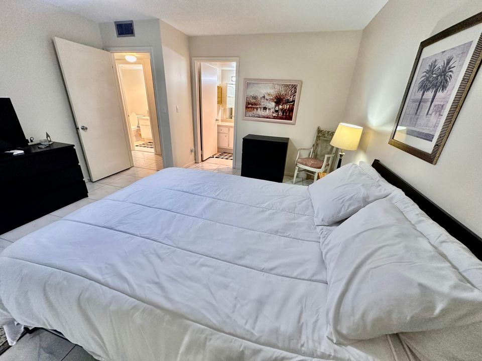 Activo con contrato: $1,900 (2 camas, 2 baños, 1002 Pies cuadrados)