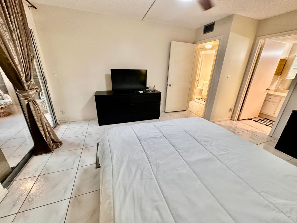 Activo con contrato: $1,900 (2 camas, 2 baños, 1002 Pies cuadrados)