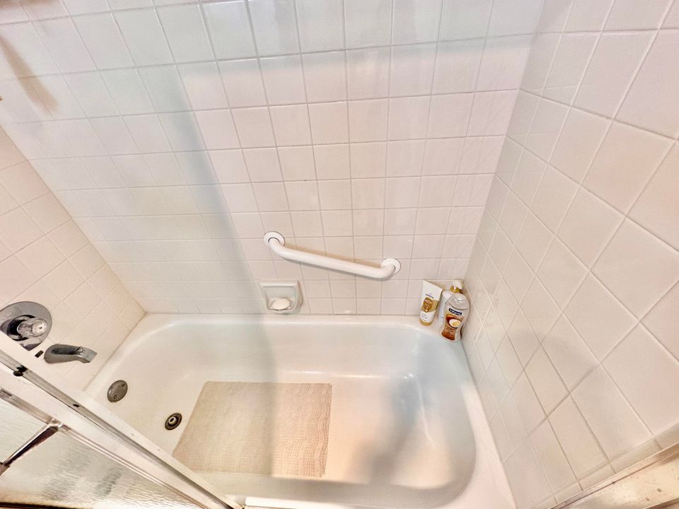 Activo con contrato: $1,900 (2 camas, 2 baños, 1002 Pies cuadrados)