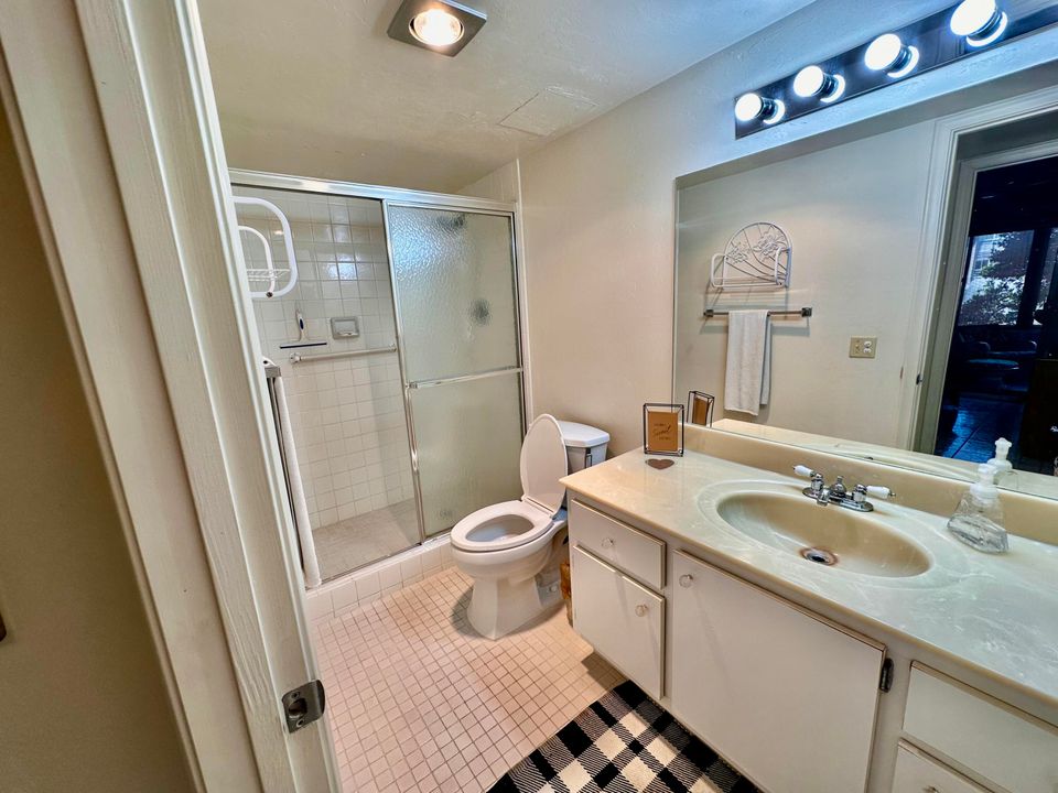 Activo con contrato: $1,900 (2 camas, 2 baños, 1002 Pies cuadrados)