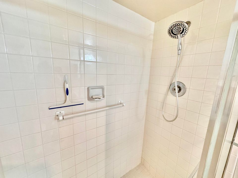 Activo con contrato: $1,900 (2 camas, 2 baños, 1002 Pies cuadrados)